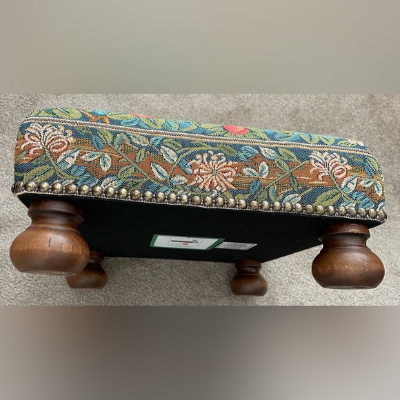 Scully & Scully Fine Quality Tapestry Footstool Woodpecker Brand New NWT - Picture 10 of 13
